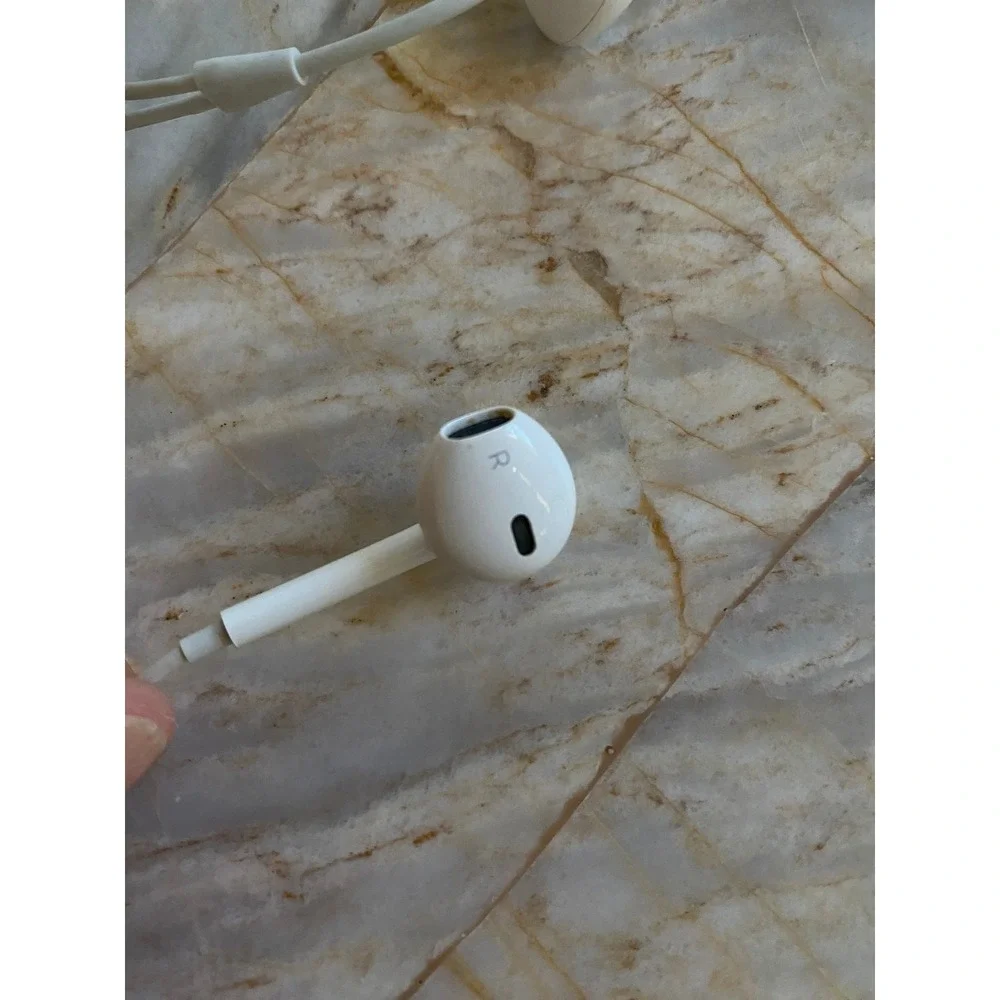 Apple EarPods Wired Headphones with 3.5mm Plug White MD827LL/A